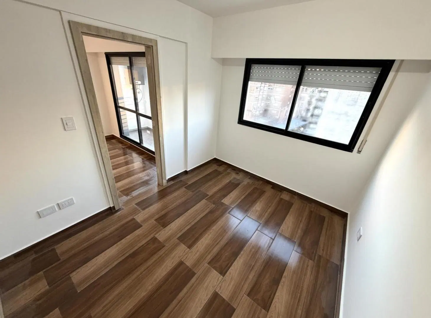 VENTA 1 DORMITORIO CON BALCON VISTA DESPEJADA OPCION COCHERA ZONA RIO 5