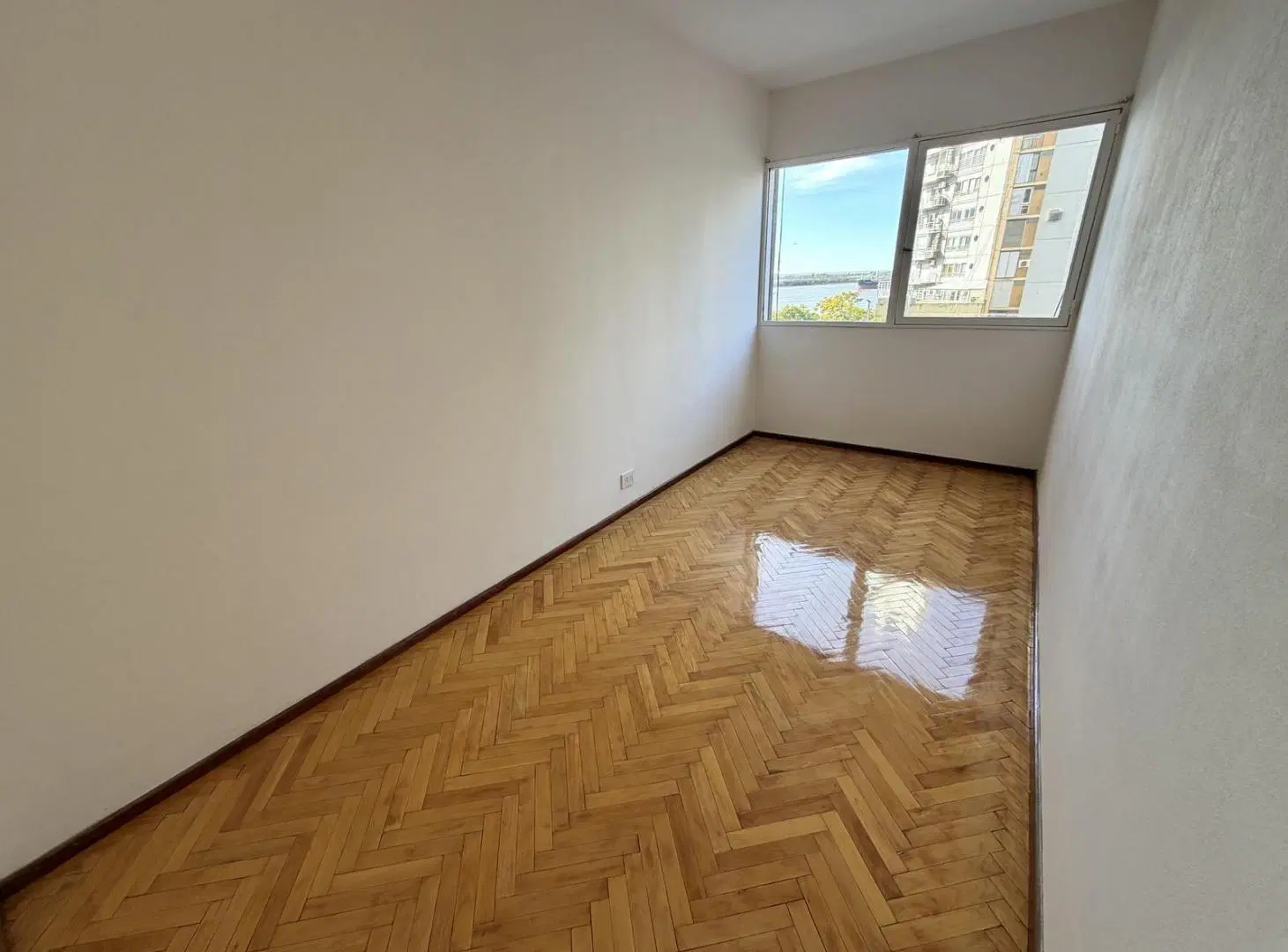 ALQUILER DEPARTAMENTO 2 DORMITORIOS CON BALCON VISTA AL RIO - POSIBILIDAD COCHERA 3