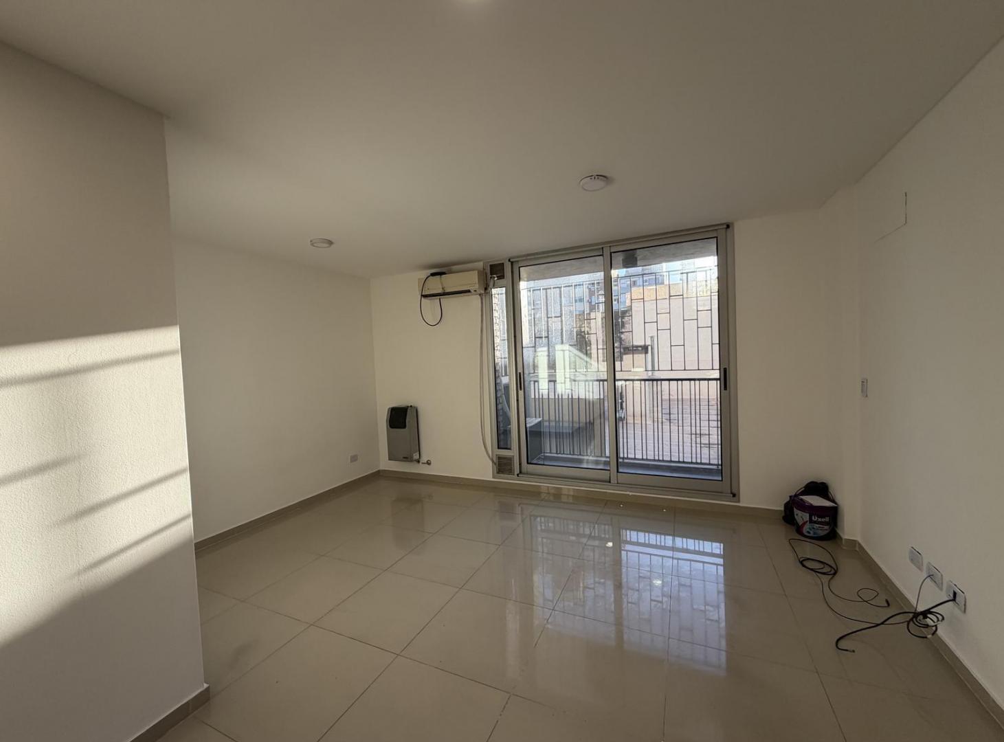 Foto de ALQUILER MONOAMBIENTE DIVISIBLE CON BALCON MODERNO GAS ABASTO A PASOS, imagen 5