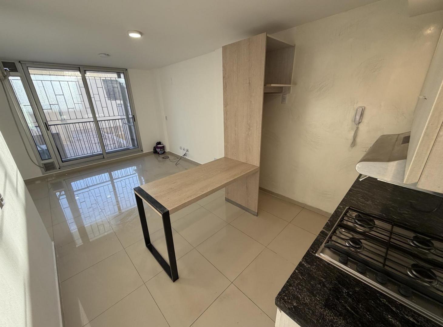 Foto de ALQUILER MONOAMBIENTE DIVISIBLE CON BALCON MODERNO GAS ABASTO A PASOS, imagen 2