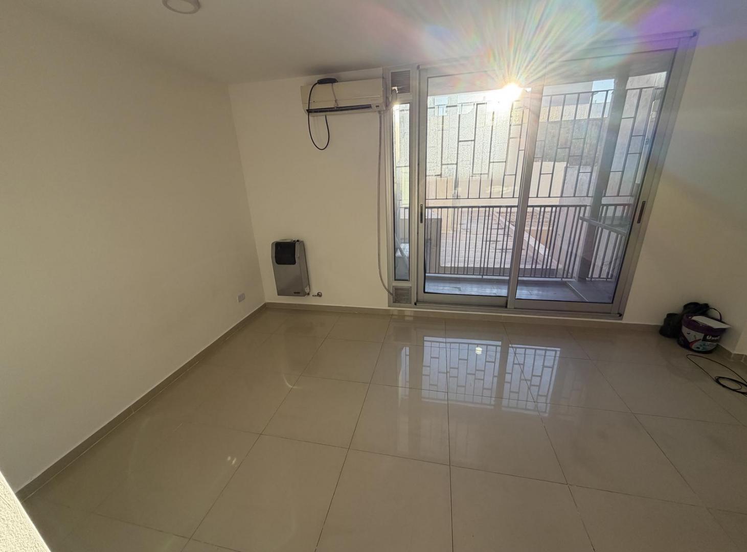 Foto de ALQUILER MONOAMBIENTE DIVISIBLE CON BALCON MODERNO GAS ABASTO A PASOS, imagen 4