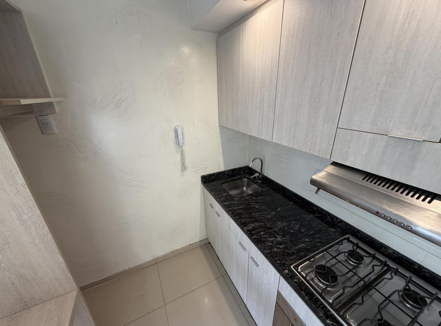 Foto de ALQUILER MONOAMBIENTE DIVISIBLE CON BALCON MODERNO GAS ABASTO A PASOS, imagen 3