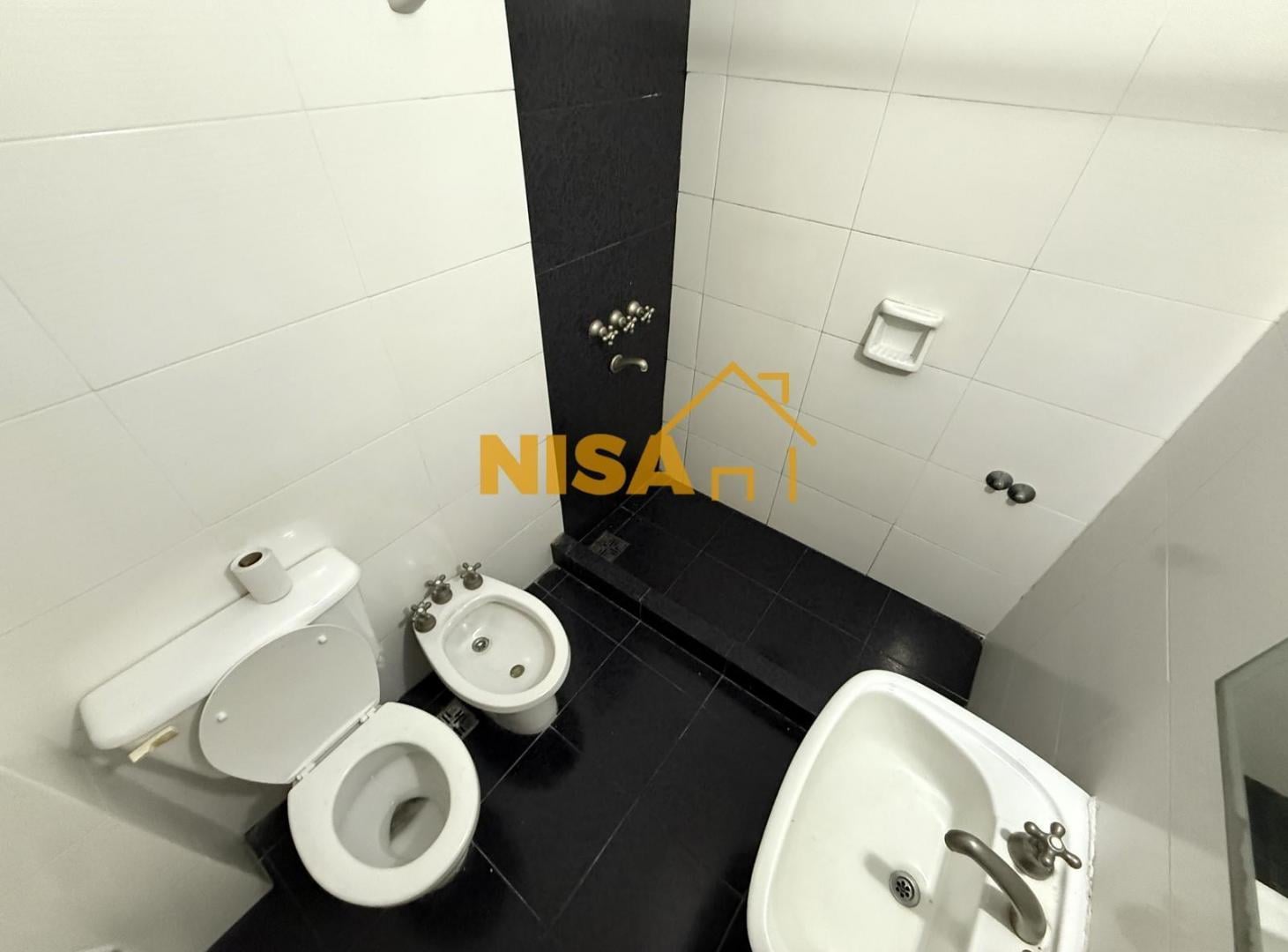 Foto de PERMUTA / VENTA CASA 3 DORMITORIOS 2 BAÑOS PATIO TERRAZA ABASTO COCHERA, imagen 3