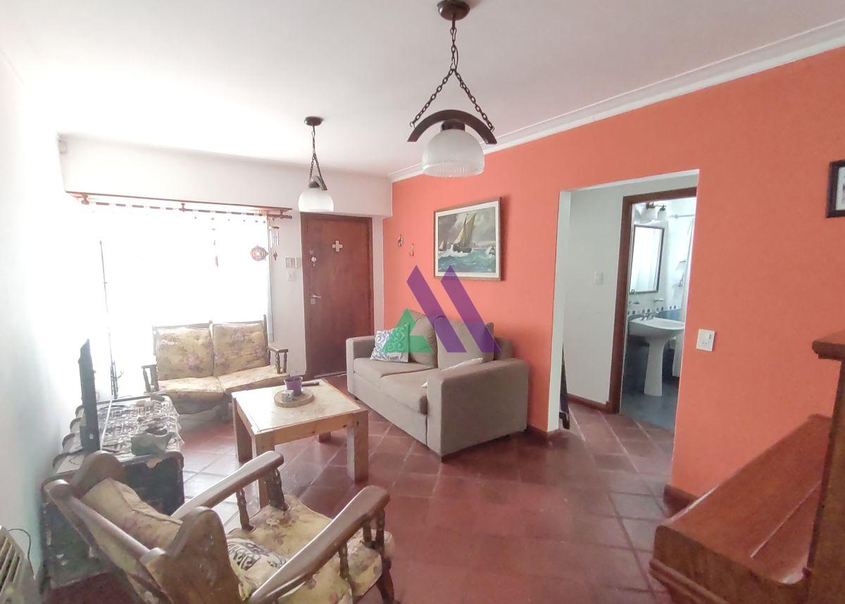Casa en barrio Parquemar. Miramar