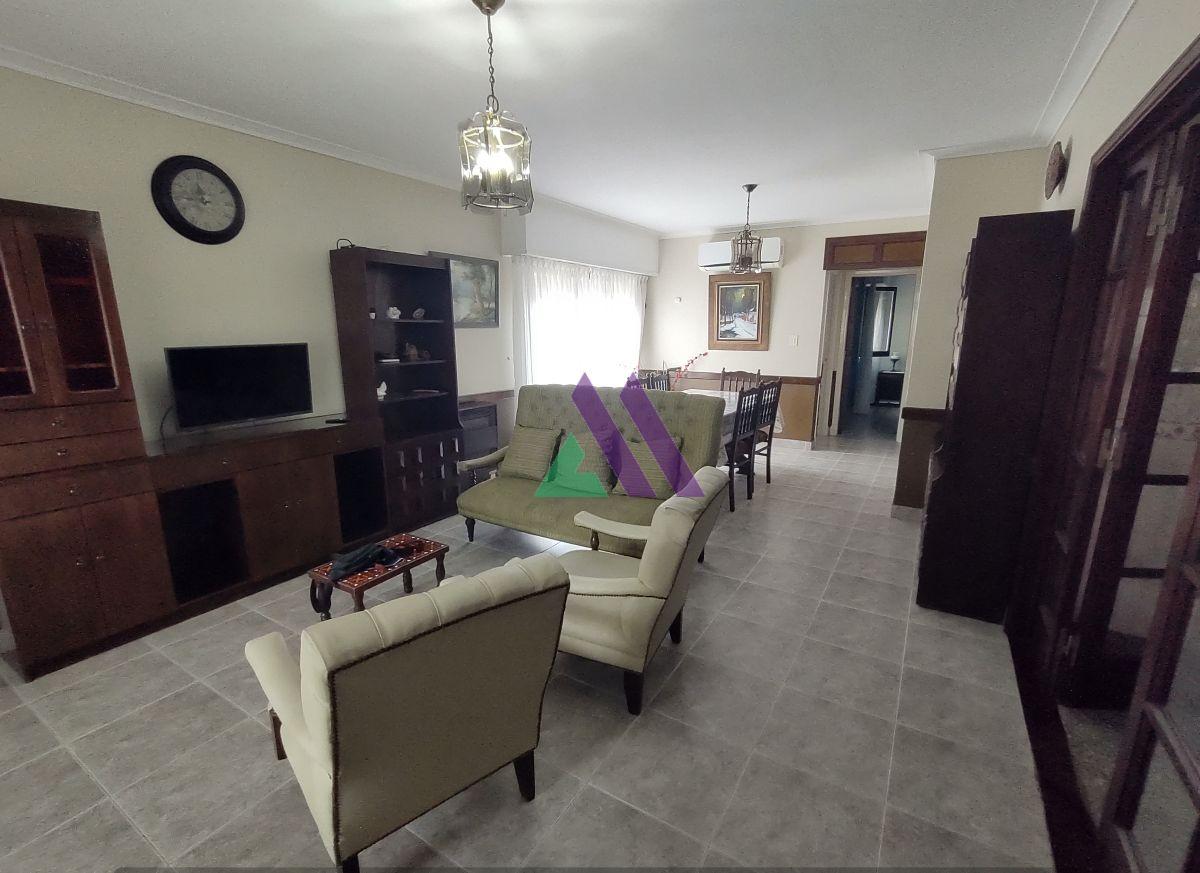 Impecable chalet de 3 ambientes con dependencia, quincho y garage. Miramar