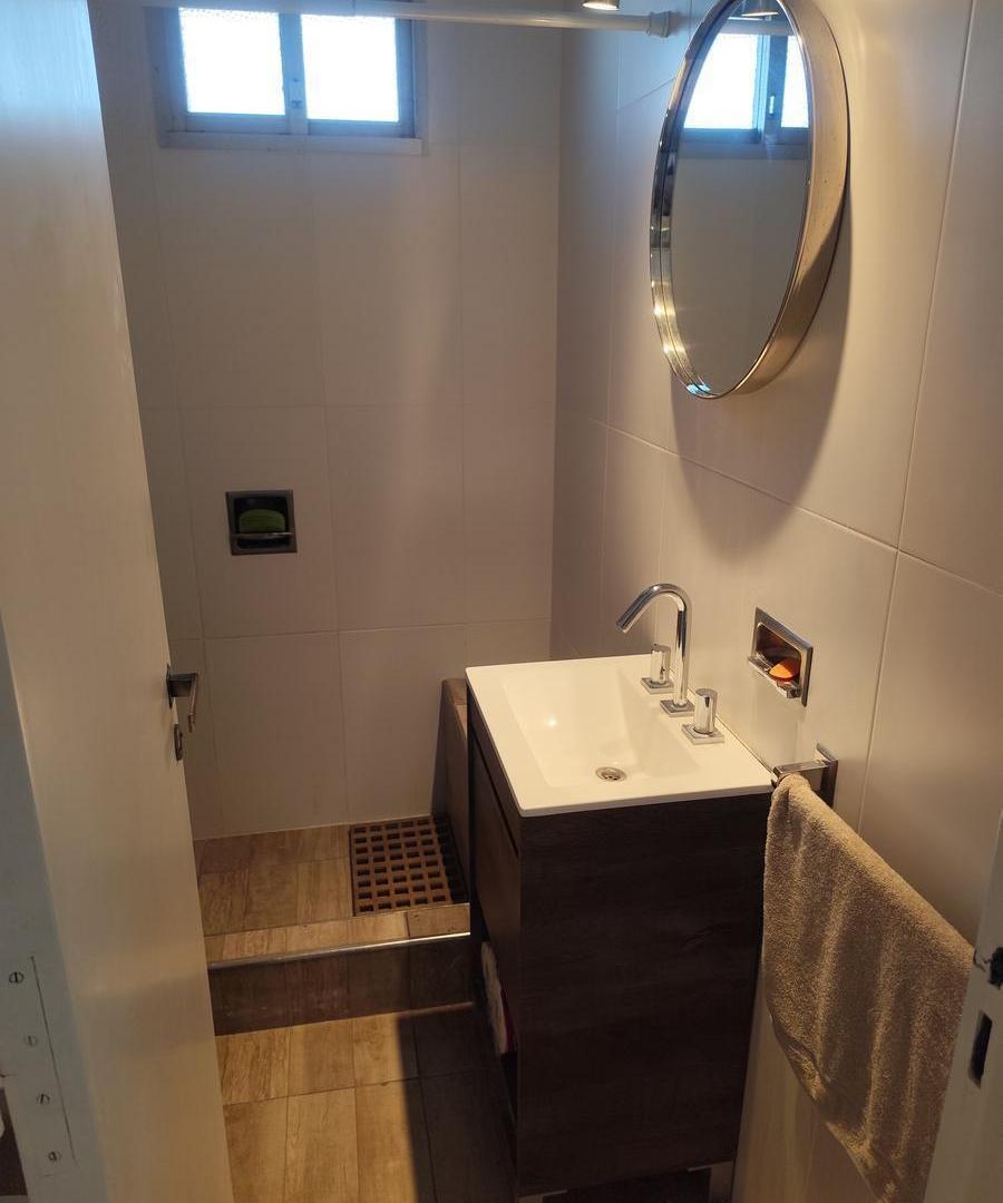Foto de VENTA - Amplio 3 ambientes al frente a 1 cuadra de Plaza Rocha, imagen 1
