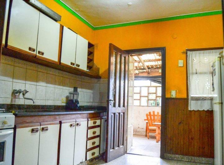 VENTA CASA 3 AMB. A RECICLAR C/GARAGE-PARQUE 2