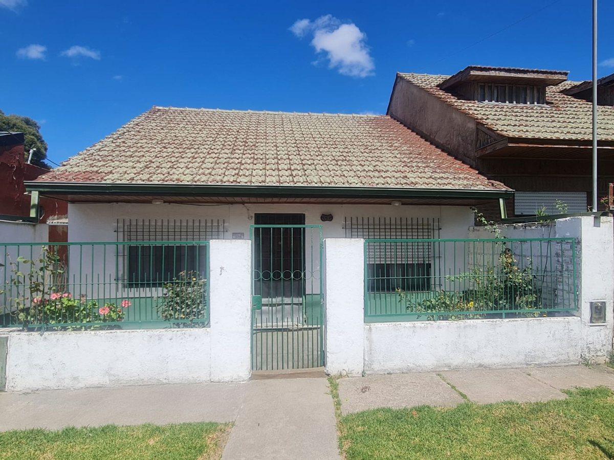 VENTA CASA 4 AMB Y DEPTO 2 AMB B AMEGHINO C JARDIN