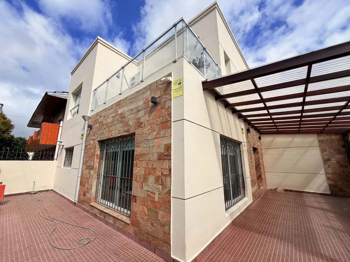 VENTA CASA 3 AMBIENTES CON GARAJE, PATIO Y BALCON! 2