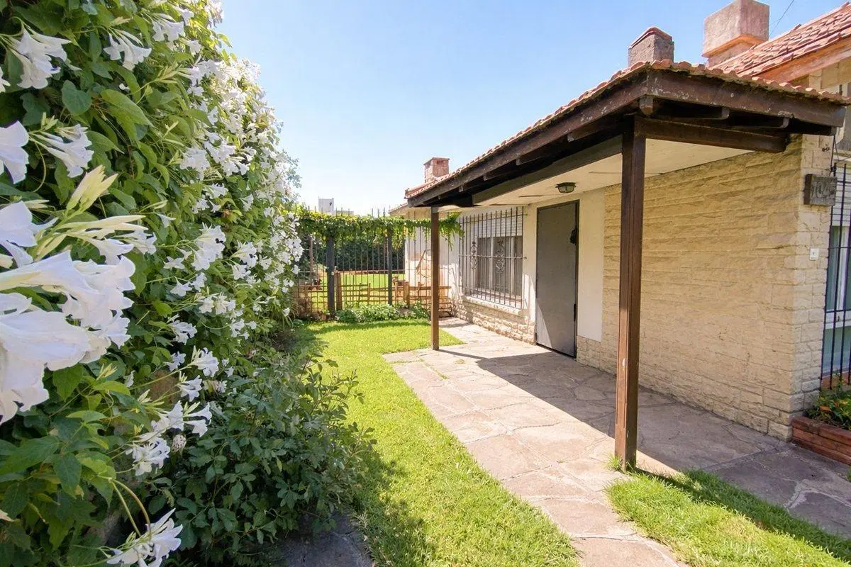 VENTA CASA 4 AMBIENTES PUNTA MOGOTES CON JARDIN 3