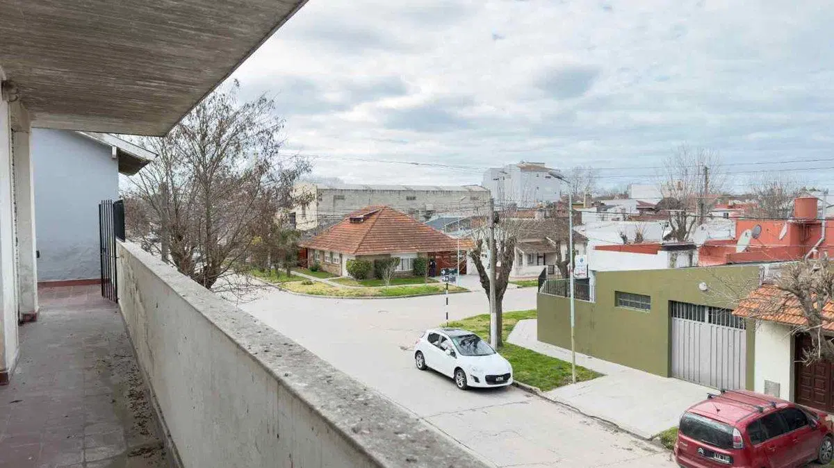 2 Locales más 2 Departamentos en VENTA Sarmiento 5