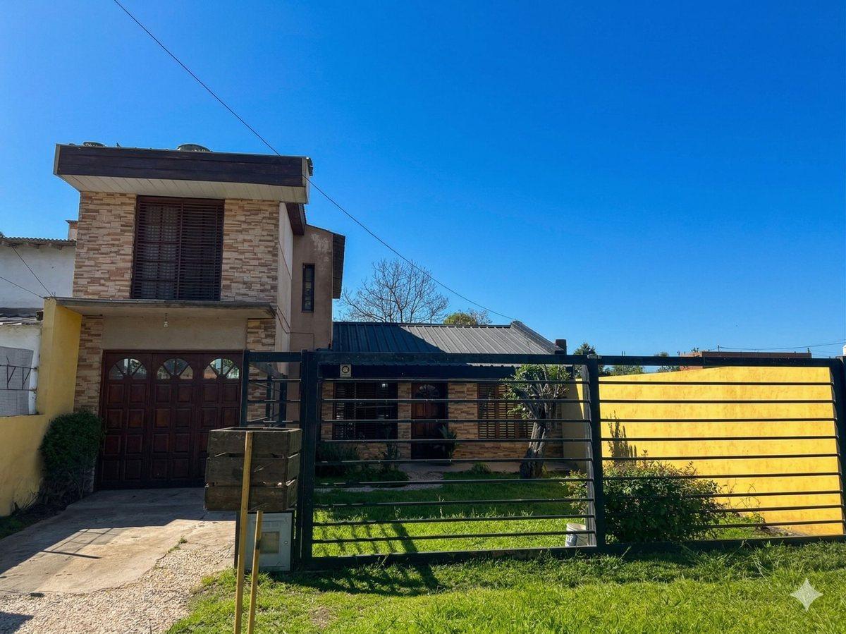 Foto de VENTA CASA 4 AMB-COCHERA APTO CREDITO 228m2, imagen 2