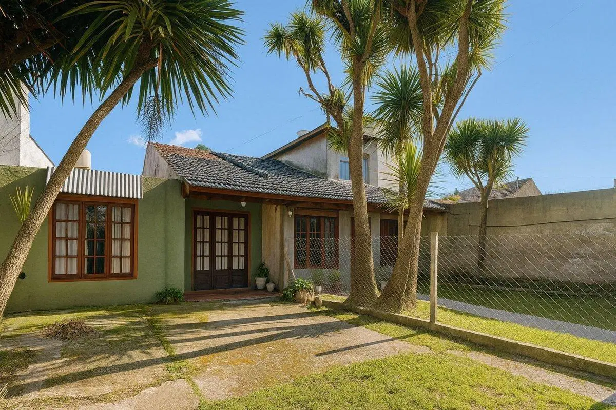 Venta Casa 3 Amb + Dpto 2 Amb + Quincho + Parque 4
