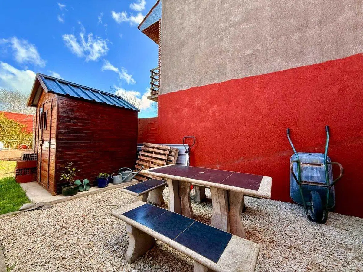 VENTA CASA 3 AMBIENTES CON QUINCHO Y PATIO + DEPTO 8