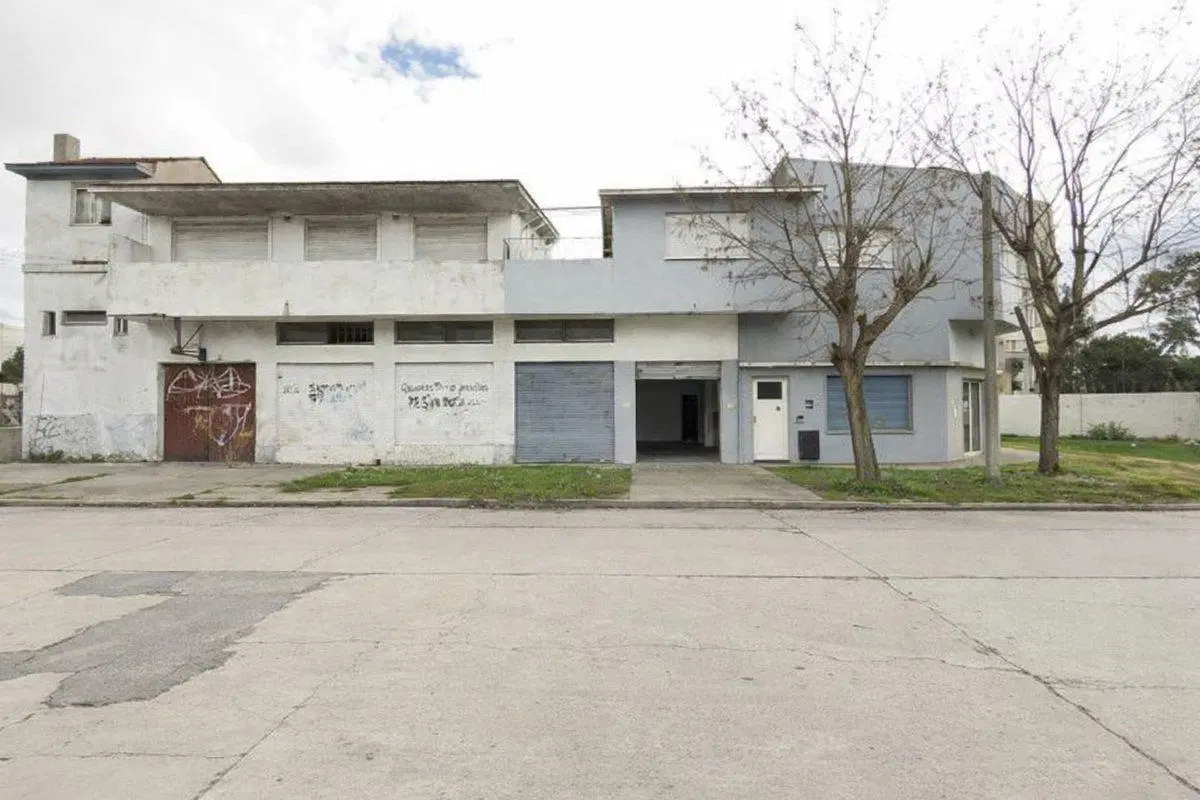 2 Locales más 2 Departamentos en VENTA Sarmiento 2