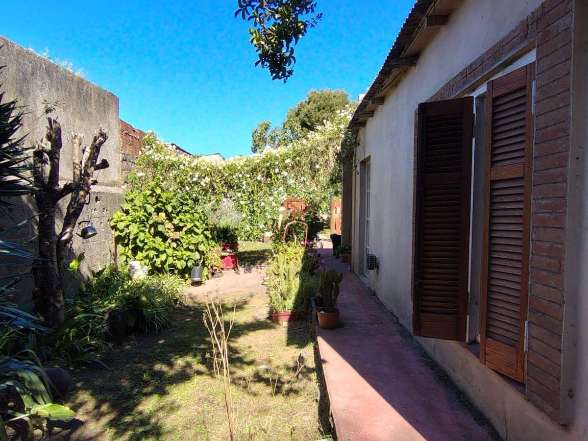 Foto de VENTA CASA 4 AMB. JORGE NEWBERY GRAN PARQUE, imagen 2