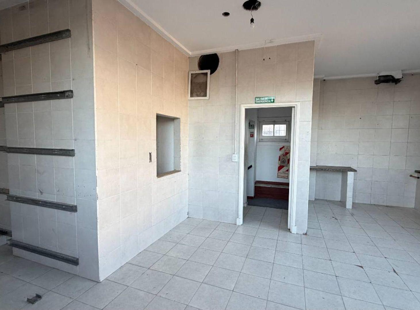 Foto de ALQUILER Local Comercial 150 metros Guemes, imagen 3