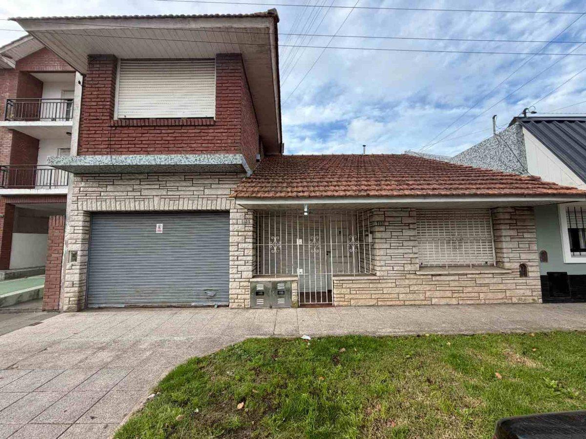 Foto de Venta Casa 3 Amb + 2 Deptos Villa Primera, imagen 3