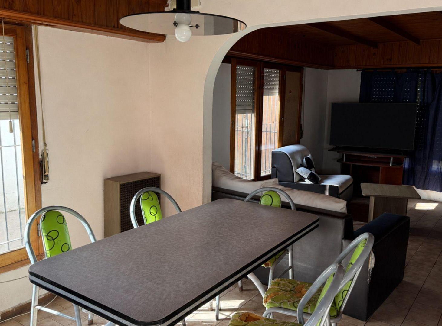 Foto de VENTA CASA 4 AMB CON QUINCHO GALPON Y JARDIN, imagen 2