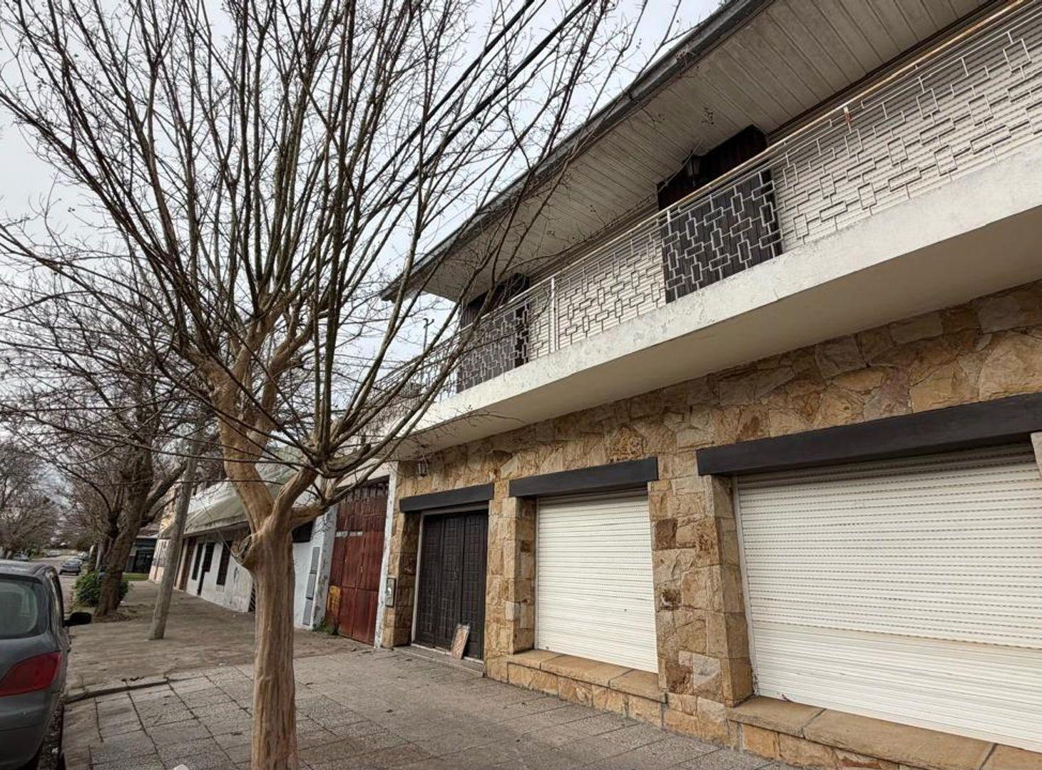 VENTA CASA 4 AMBIENTES BARRIO SARMIENTO PILETA
