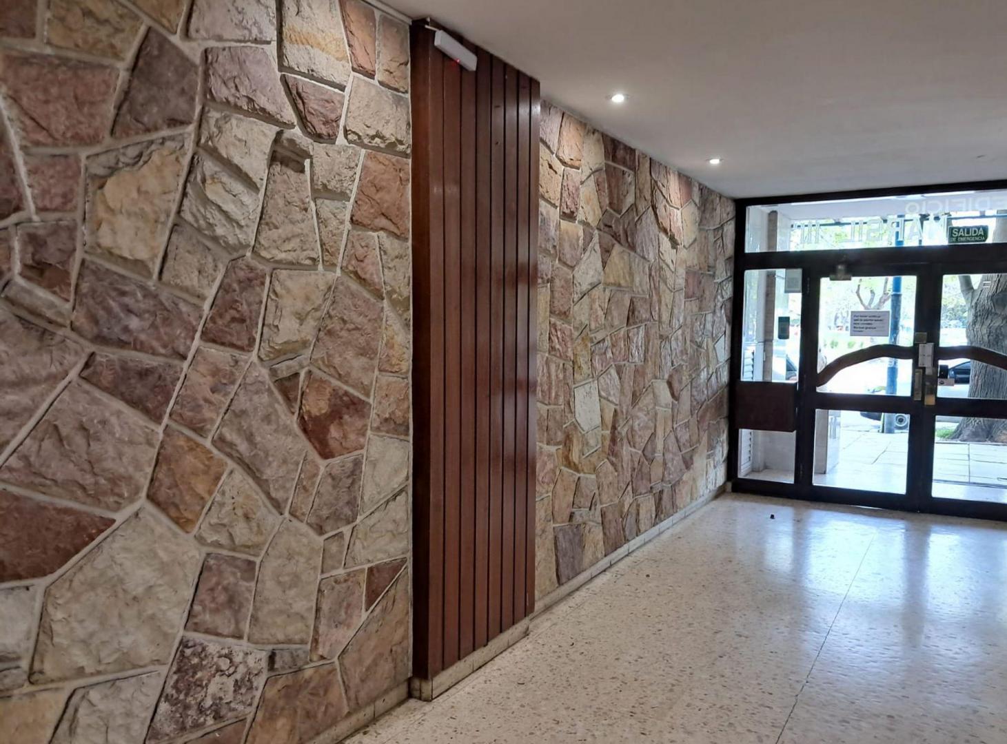 Foto de Venta Monoambiente frente Plaza Mitre muy luminoso, imagen 2