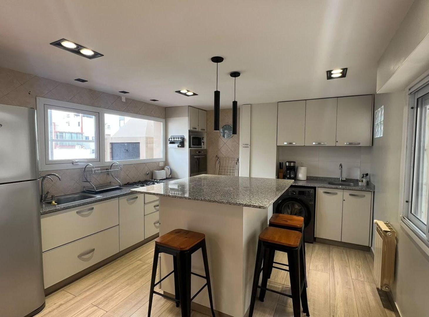Foto de VENTA DEPTO 5 AMB LA PERLA CON BALCON Y PARRILLA, imagen 3