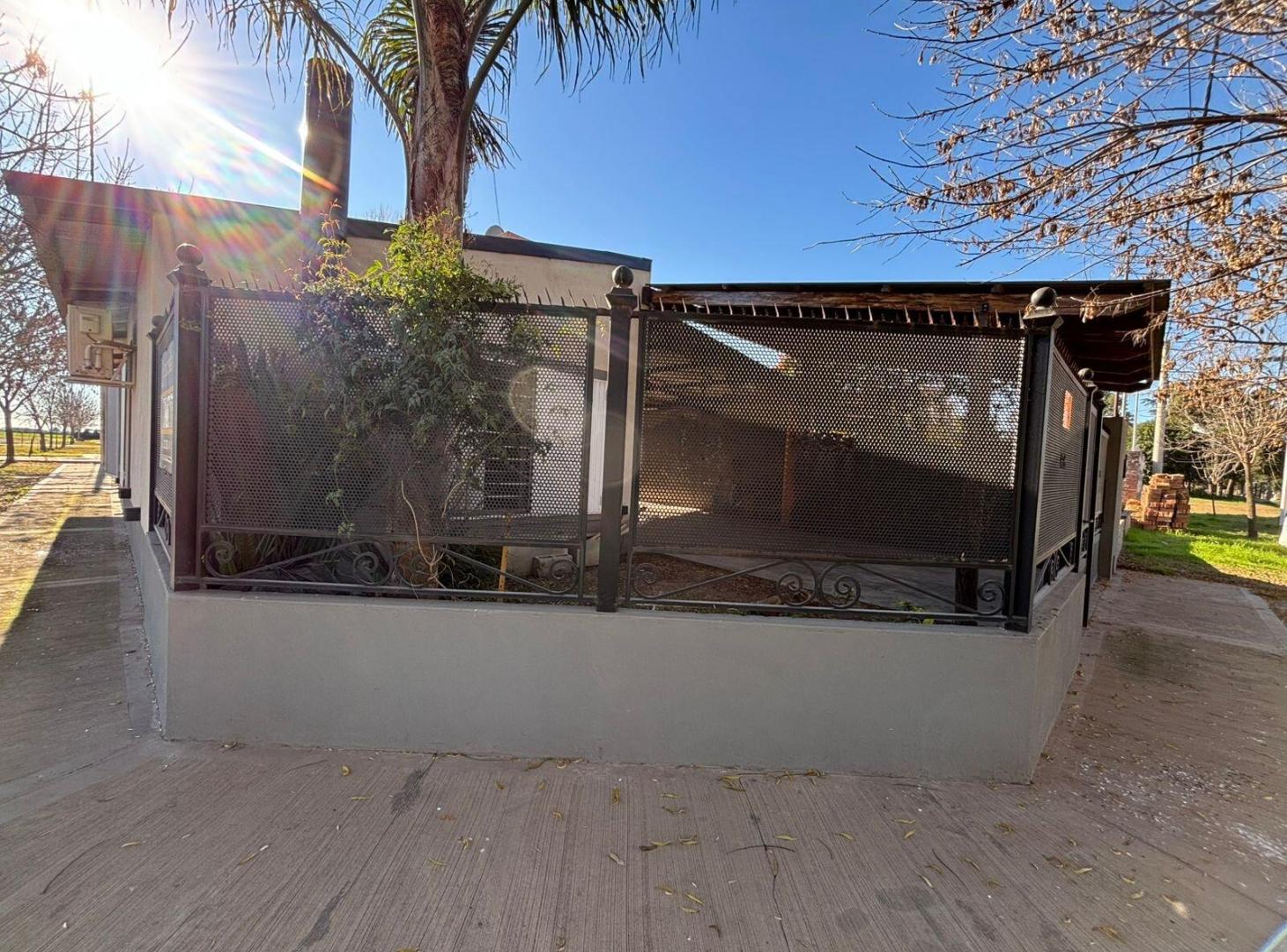 Foto de VENTA - Casa 2 dormitorios, cochera doble, patio con parrillero y pileta - Ricardone., imagen 1