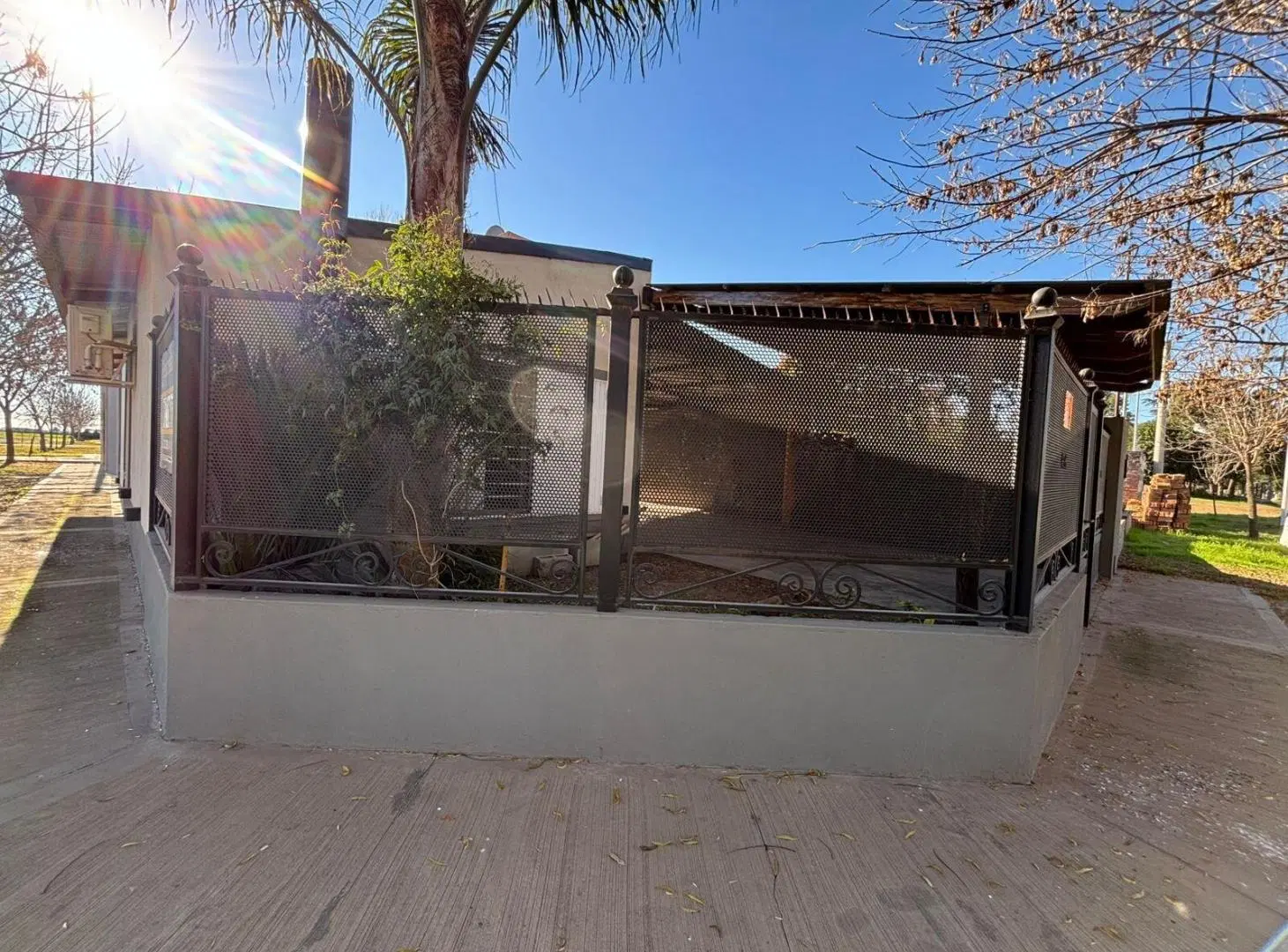 VENTA - Casa 2 dormitorios, cochera doble, patio con parrillero y pileta - Ricardone. 2