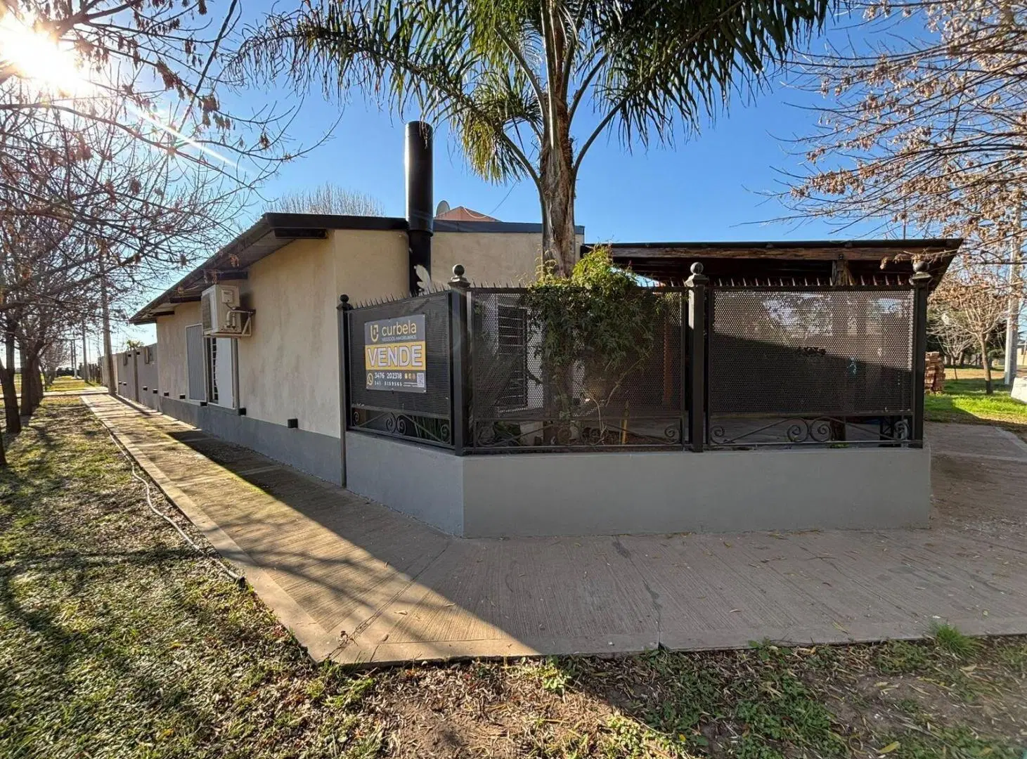 VENTA - Casa 2 dormitorios, cochera doble, patio con parrillero y pileta - Ricardone. 1