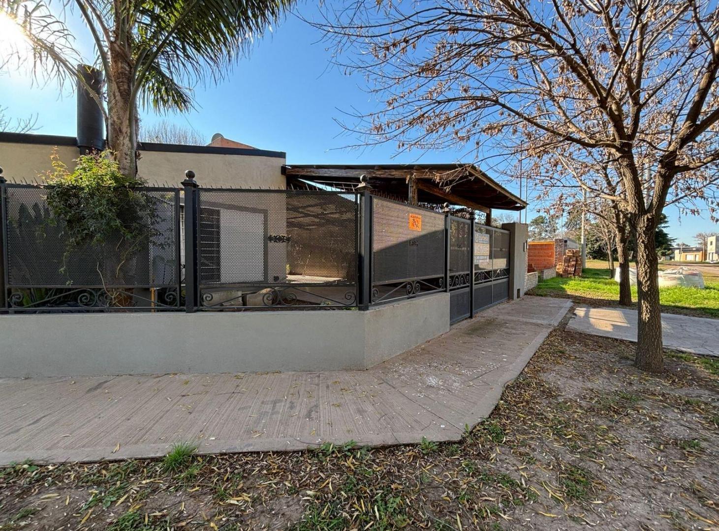Foto de VENTA - Casa 2 dormitorios, cochera doble, patio con parrillero y pileta - Ricardone., imagen 3