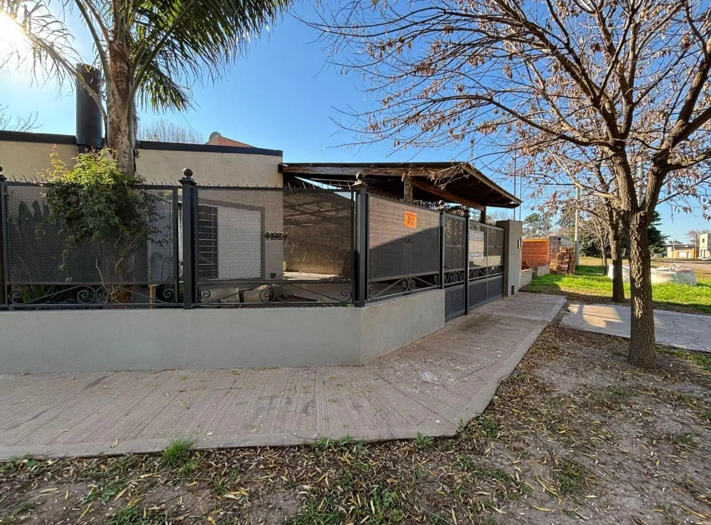 VENTA - Casa 2 dormitorios, cochera doble, patio con parrillero y pileta - Ricardone. 3