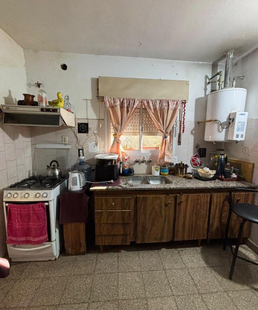 VENTA - 2 Casas 1 y 2 dormitorios, Galeria, patio, buena ubicacion y zona