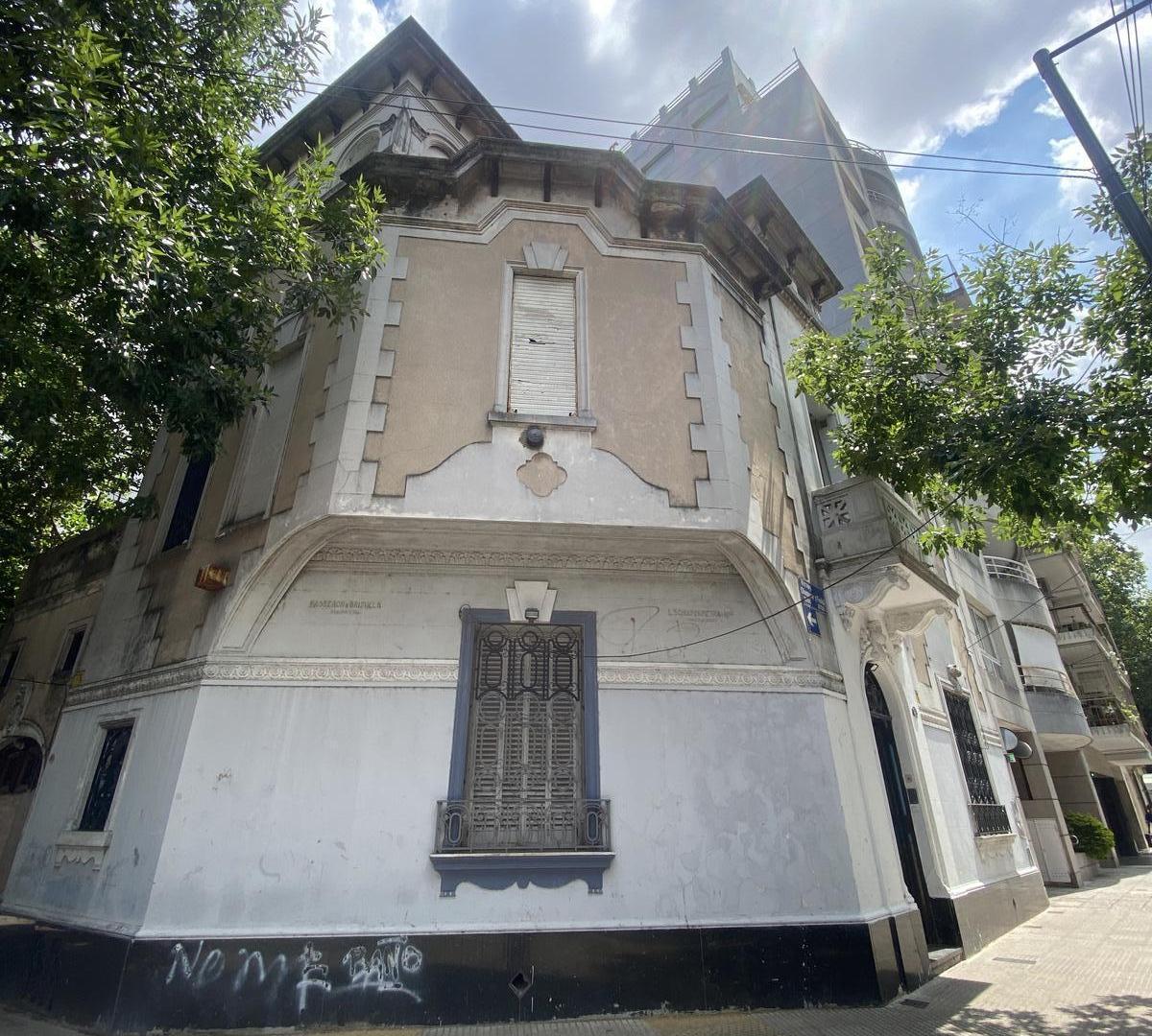 Casa en esquina ideal para reciclar en de las zonas más buscadas de la capital federal