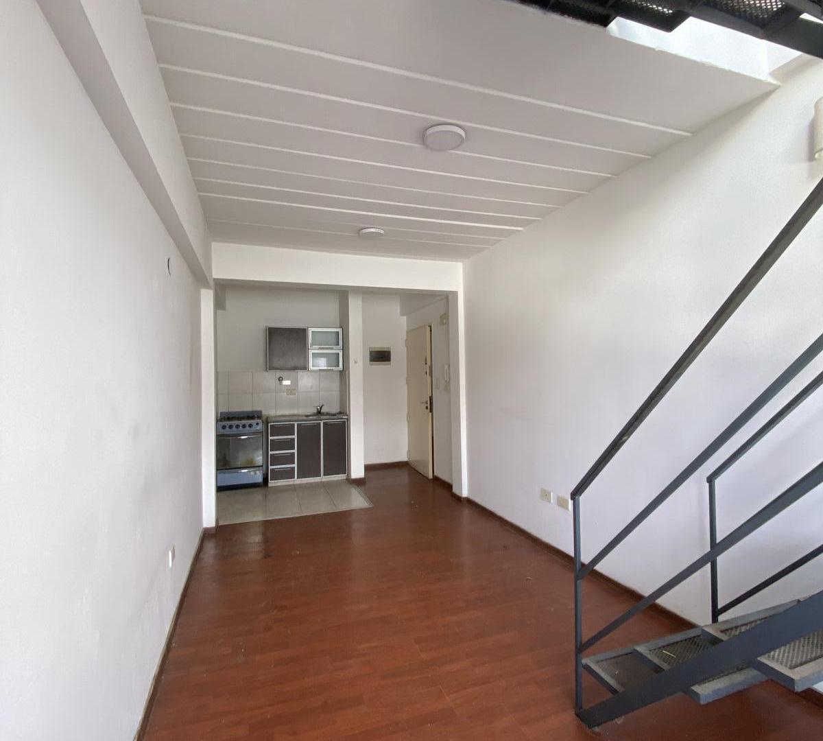 Foto de Departamento tipo casa en triplex de dos ambientes con terraza propia, imagen 1