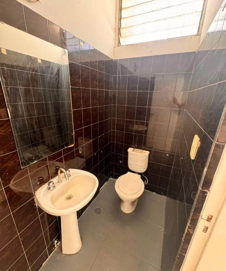 Excelente local comercial en la zona mas transitada de San Vicente. 80mt/2 7