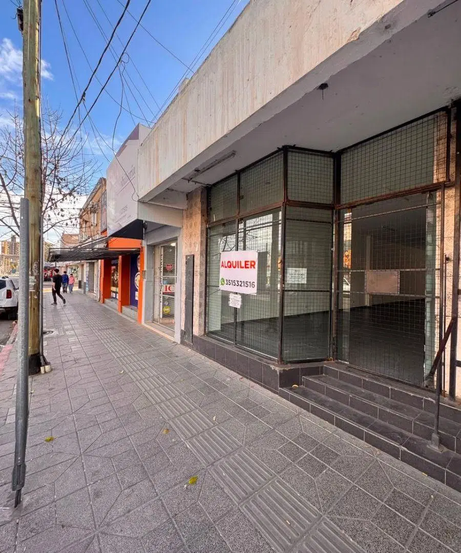 Excelente local comercial en la zona mas transitada de San Vicente. 80mt/2 5