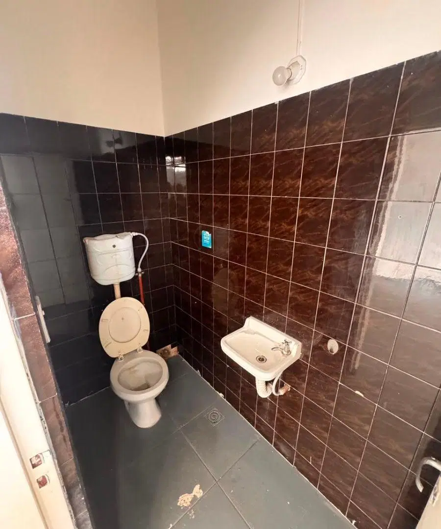 Excelente local comercial en la zona mas transitada de San Vicente. 80mt/2 4