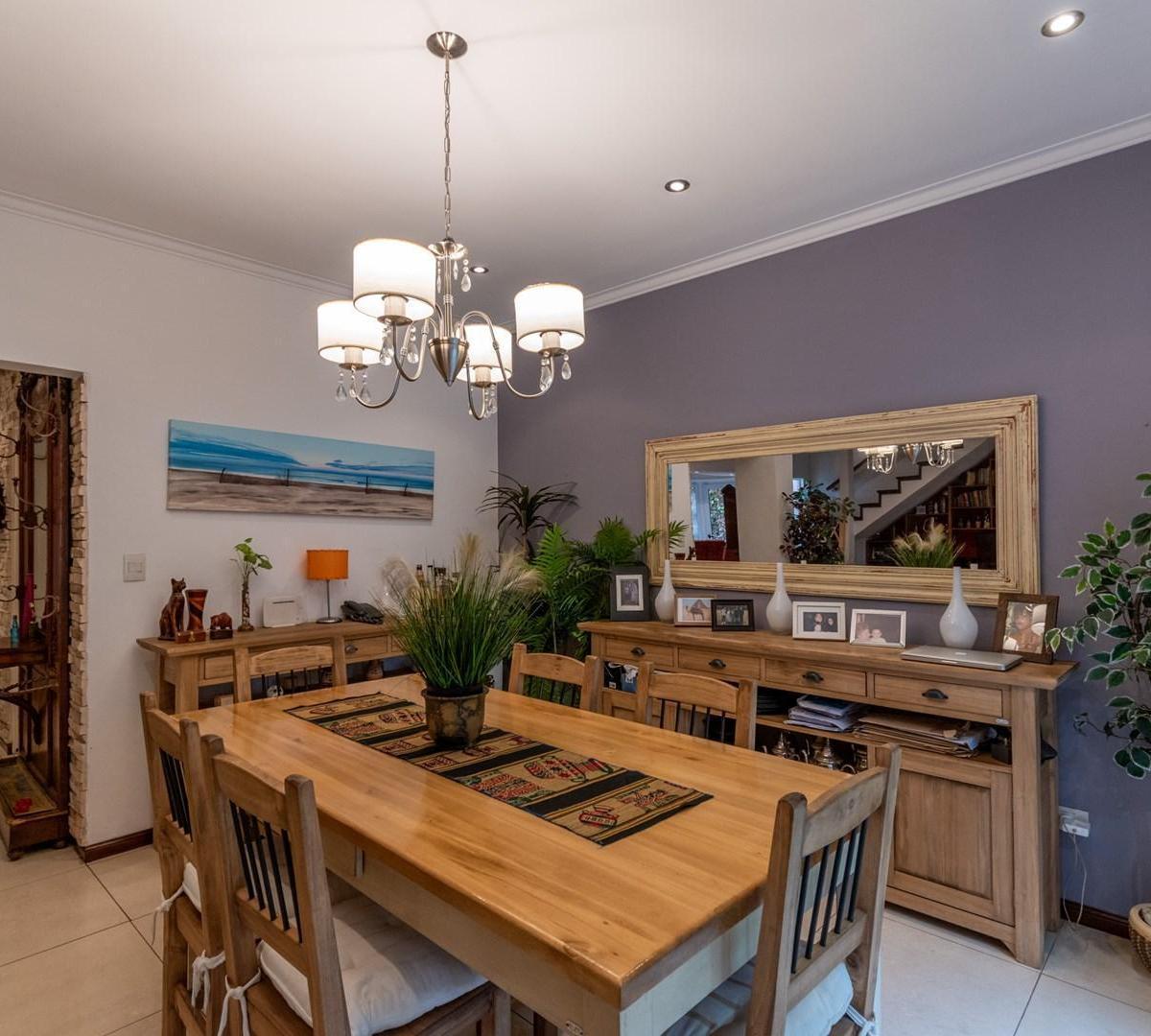 Casa · Venta · 5 Ambientes · Villa Real · Piscina · Cochera · Jacuzzi · Sauna · Patio 1