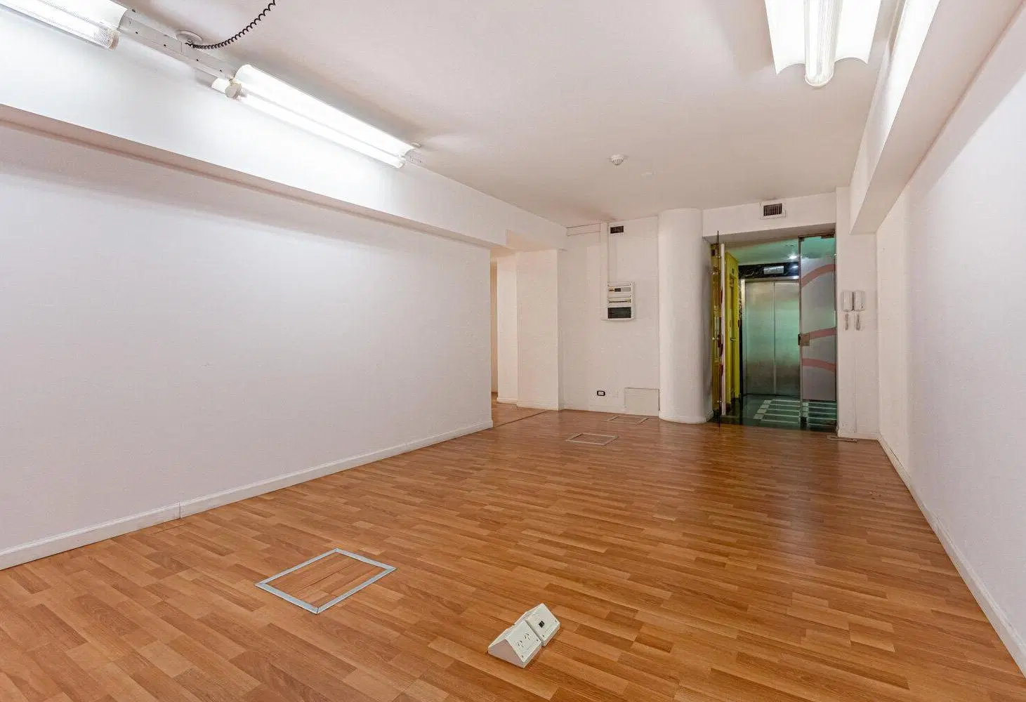 OFICINA EN VENTA | 377 m² | 2 COCHERAS | MICROCENTRO 8