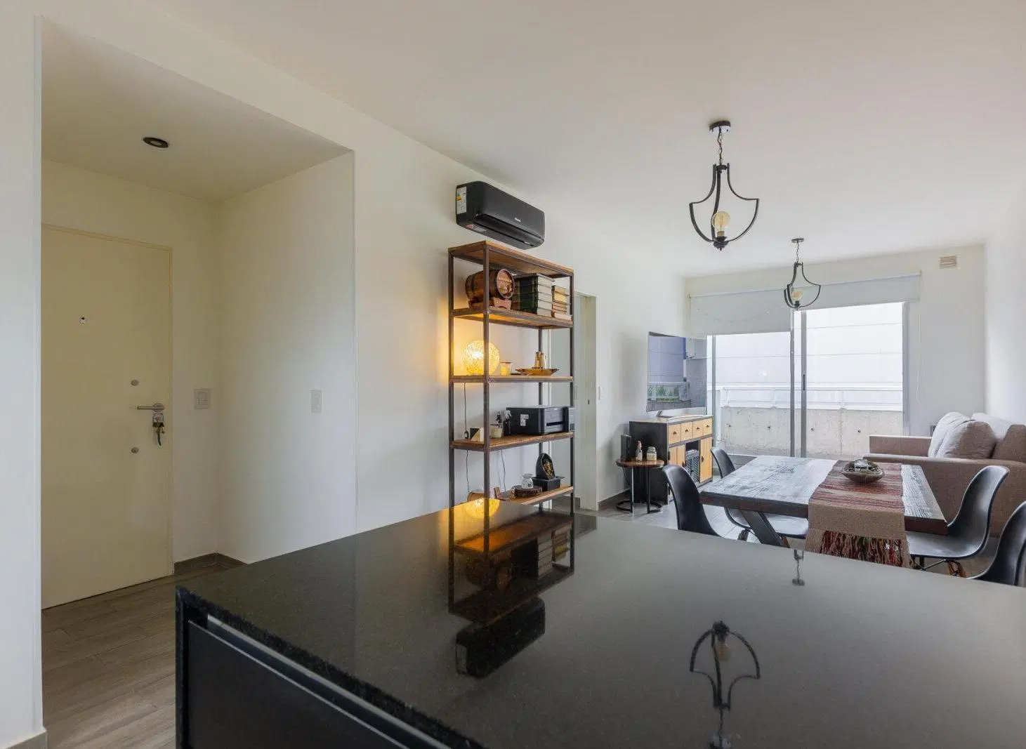 Departamento de 3 ambientes al frente, con amplia terraza con jacuzzi + dos balcones- totalmente pri 8