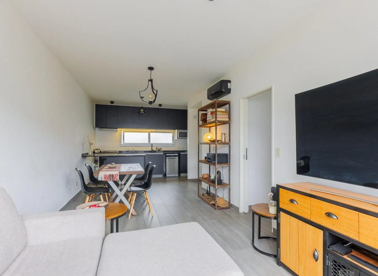 Departamento de 3 ambientes al frente, con amplia terraza con jacuzzi + dos balcones- totalmente pri 5