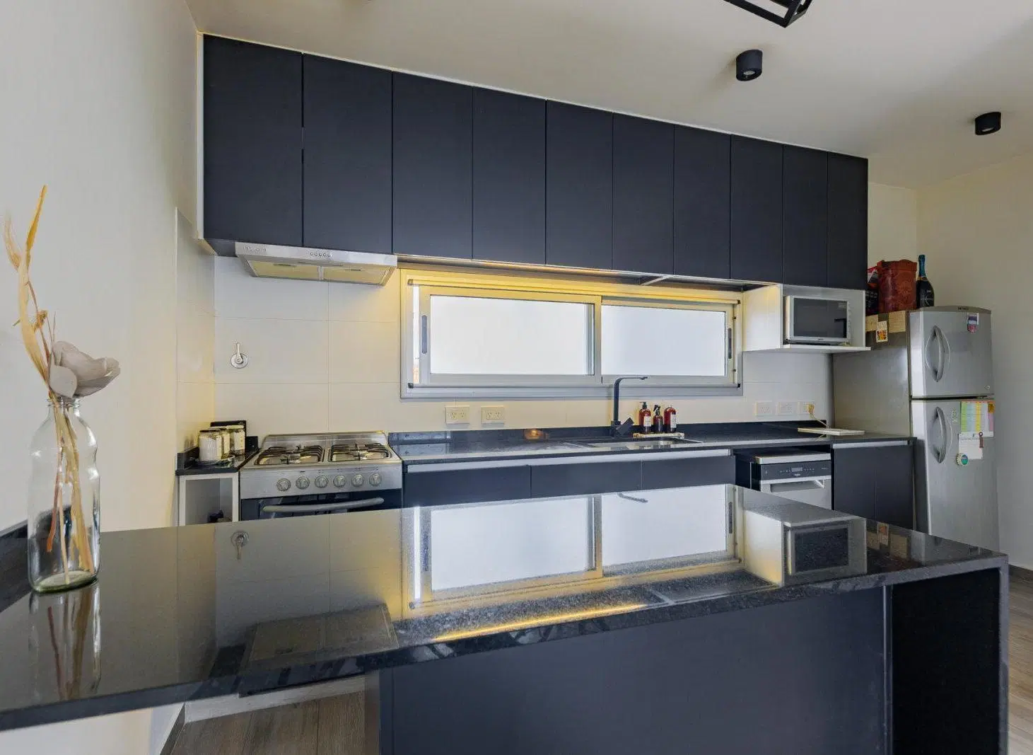 Departamento de 3 ambientes al frente, con amplia terraza con jacuzzi + dos balcones- totalmente pri 4