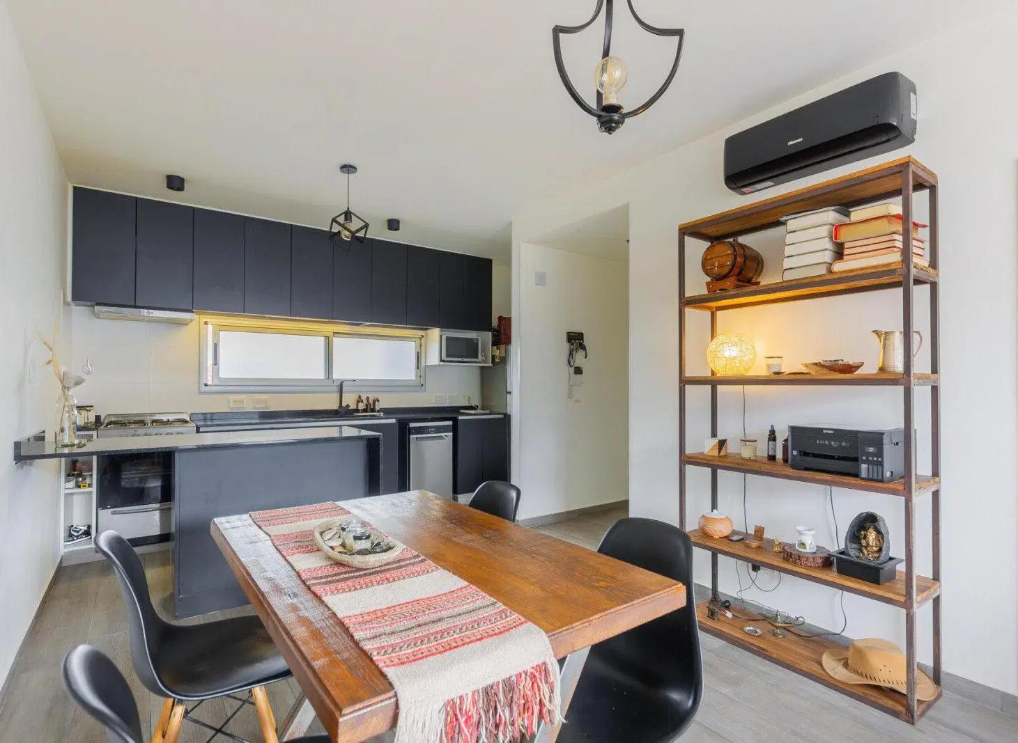 Departamento de 3 ambientes al frente, con amplia terraza con jacuzzi + dos balcones- totalmente pri 2