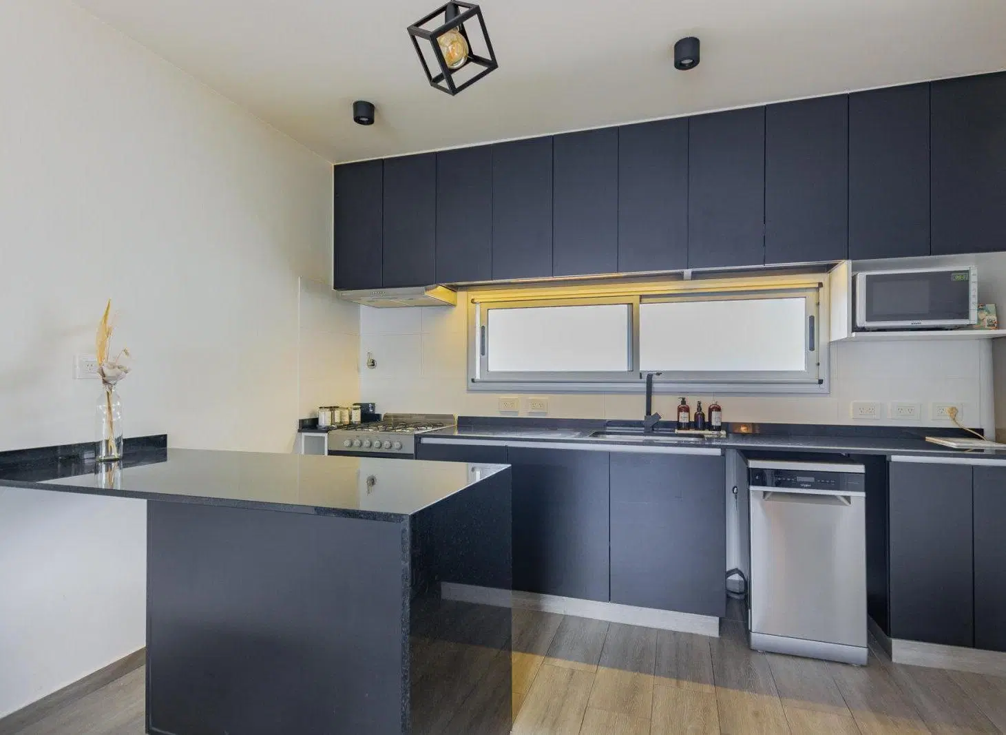 Departamento de 3 ambientes al frente, con amplia terraza con jacuzzi + dos balcones- totalmente pri 3