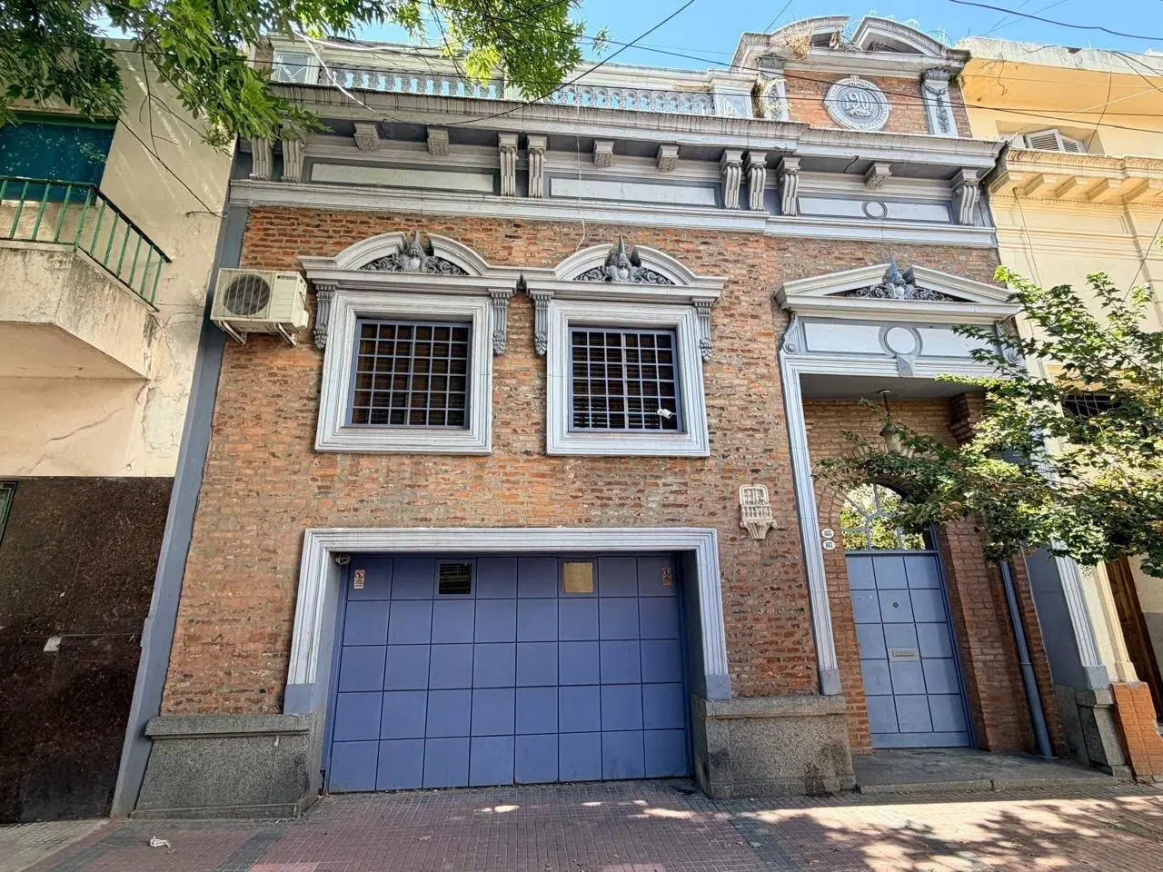 Casa de 6 ambientes con 3 dormitorios (posibilidad de 4to) garage 2 autos, jardín + vivienda de 2 am 2