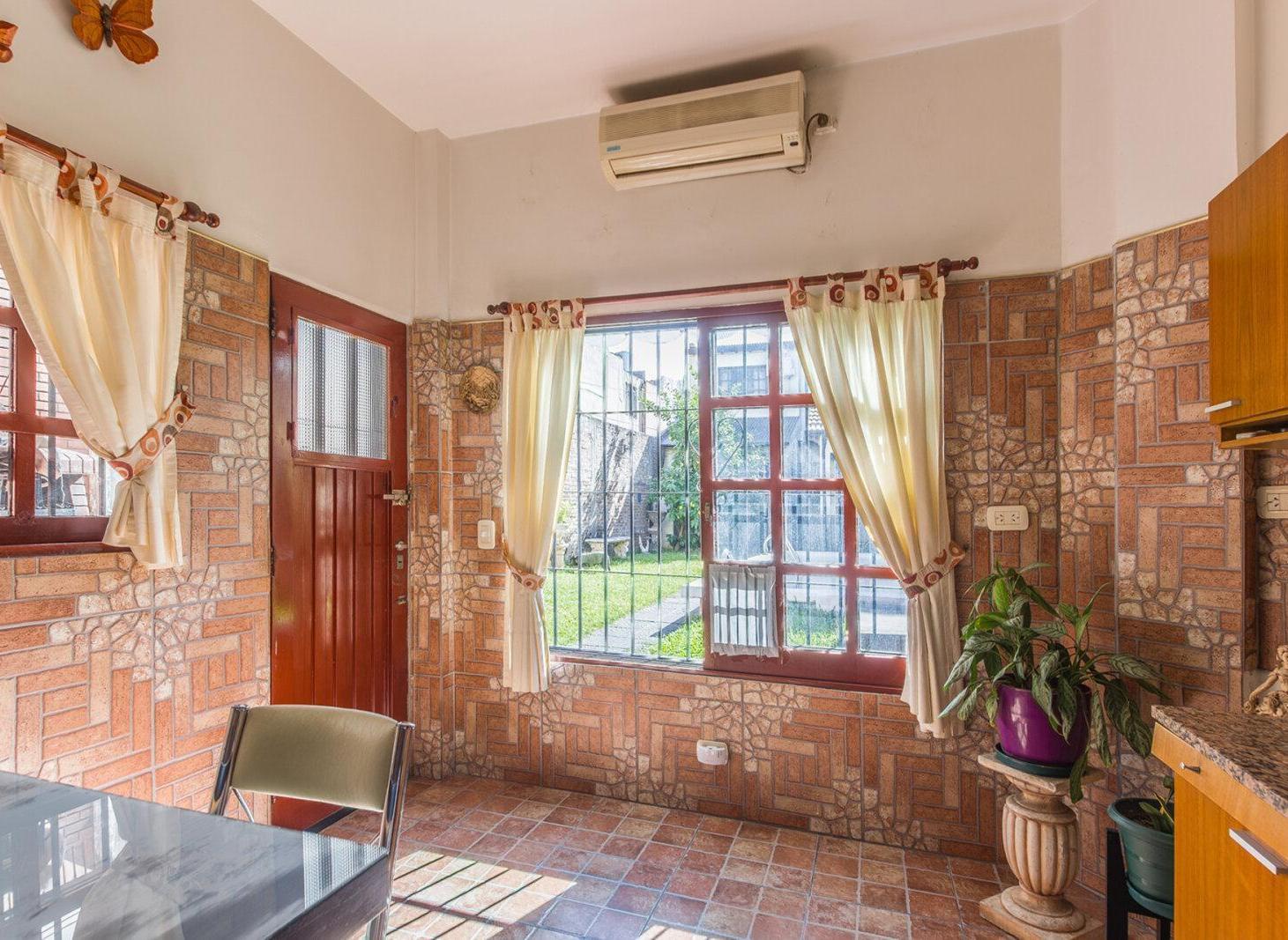 Foto de Casa . Venta . Villa Gral. Mitre . 7Amb . Pileta . Parrilla ., imagen 4