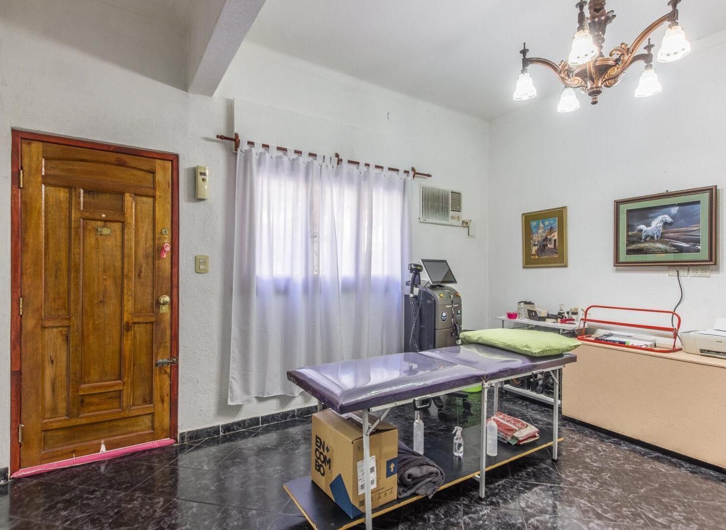 Foto de Casa . Venta . Villa Gral. Mitre . 7Amb . Pileta . Parrilla ., imagen 2