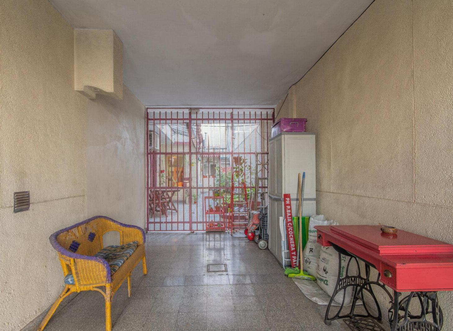 Foto de PH en planta baja de 4 ambientes con cochera, entrada independiente, imagen 2