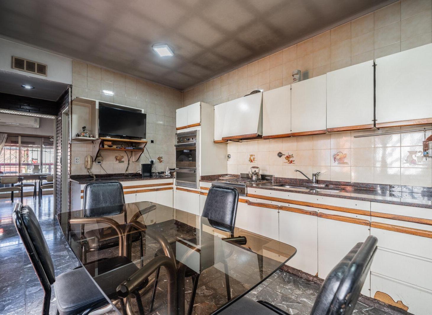 Foto de VENTA. CASA. 5 AMBIENTES. PATIO. LOCAL. TERRAZA. VILLA LUGANO., imagen 2