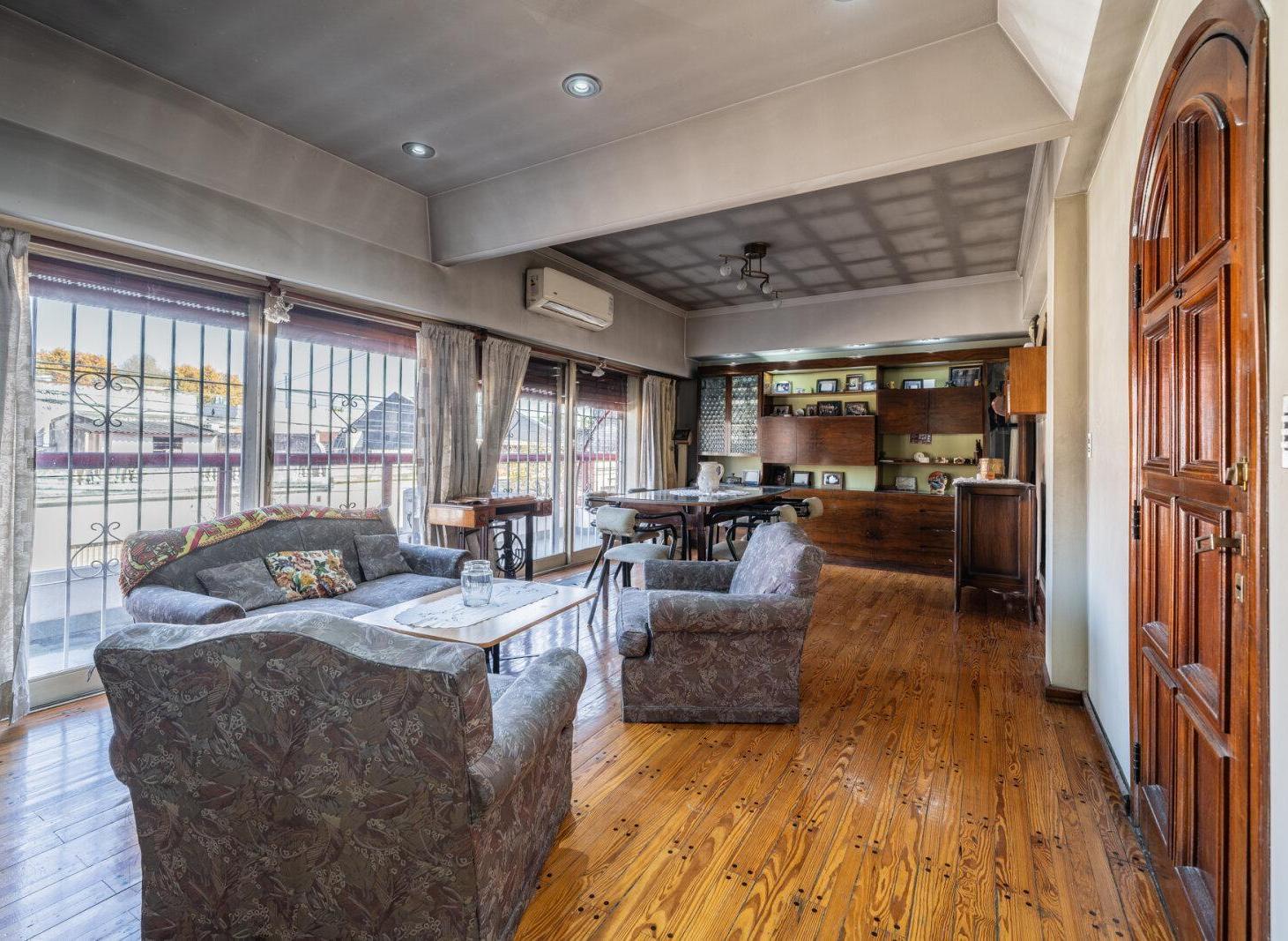 Foto de VENTA. CASA. 5 AMBIENTES. PATIO. LOCAL. TERRAZA. VILLA LUGANO., imagen 3